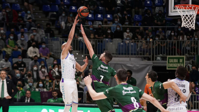 Barreiro trata de taponar a Peno en el Carpena | ACB PHOTO / M. Pozo