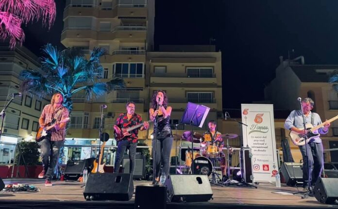 El grupo 5D'Copas actuara en l a plaza de la Constitución