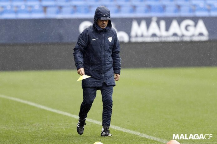 Natxo González en un entrenamiento bajo la lluvia en La Rosaleda | Pepe Ortega: MCF