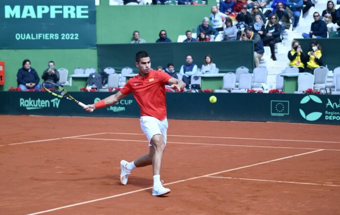 Alcaraz se estrena con victoria y deja a España a un paso de las finales