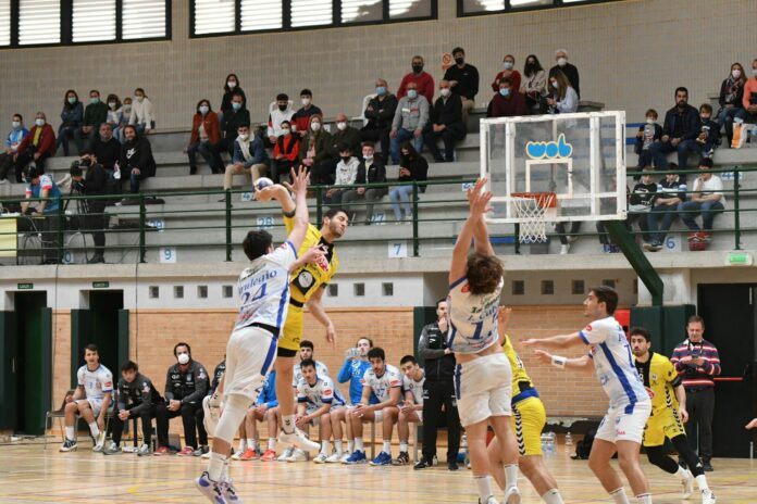 El Trops termina empatando con un gol del Cisne con el tiempo concluido (29-29)