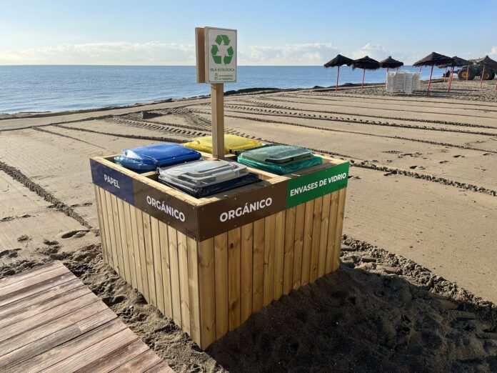 El Ayuntamiento de Fuengirola refuerza la recogida selectiva de residuos en sus playas
