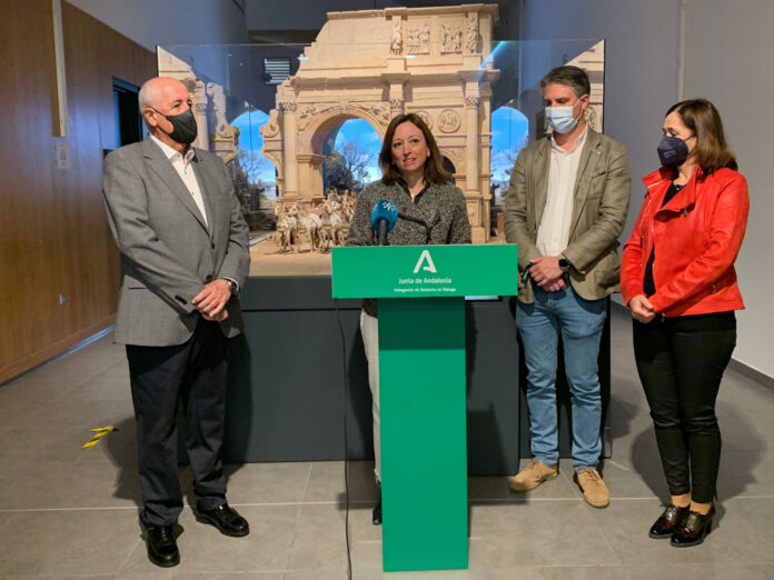 La delegada del Gobierno andaluz en Málaga, Patricia Navarro, ha visitado este martes el Museo de Belenes de la localidad de Mollina