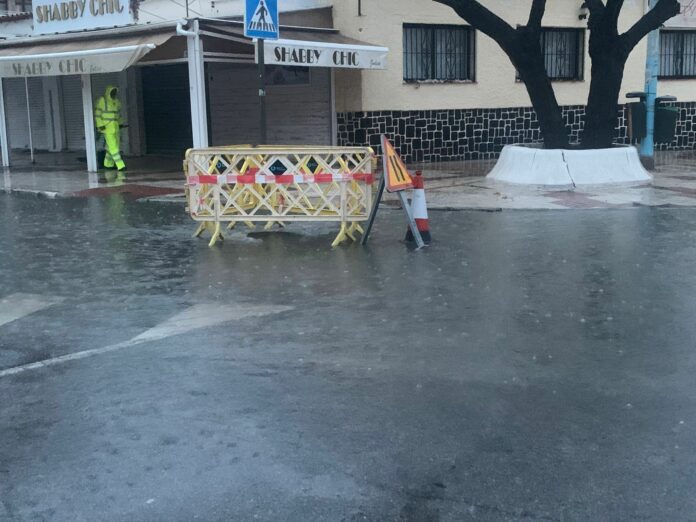 El concejal de Seguridad de Torremolinos, Francisco Cerdán, ha informado hoy de que la ciudad ha registrado en las últimas horas, según los datos de la Agencia Estatal de Meteorología (Aemet) 38 litros por metro cuadrado acumulados en las últimas doce horas, tras haberse activado anoche el aviso rojo por fuertes precipitaciones, rebajado a aviso naranja a primera hora de la mañana y hasta las 12.00 horas. “Hemos trabajado con previsión y con planificación, y a pesar de la intensidad y continuidad de las precipitaciones, hemos evitado males mayores”, ha valorado el edil responsable de Seguridad, que ha agradecido la disposición de los agentes de los diferentes cuerpos así como de los trabajadores municipales de los Servicios Públicos de Torremolinos. Precisamente, estos trabajadores han atendido en lo que va de día más de treinta incidencias, la mayoría de ellos en centros educativos de la ciudad, aunque también en la Casa de la Cultura y en el Auditorio. Asimismo, la mayoría de las arquetas y desagües han funcionado bien, y los trabajadores de Aguas de Torremolinos han llevado a cabo limpiezas de forma previa y también en las últimas horas según se iban registrando problemas puntuales en algunas zonas del municipio. La limpieza de los arroyos ha sido otra de las claves que ha evitado mayores problemas, ha apuntado Cerdán, de tal forma que el excedente de agua ha fluido sin más inconveniente hacia el mar. A pesar de que el aviso naranja era hasta las 12.00 horas, Cerdán ha precisado que Protección Civil seguirá revisando los puntos más conflictivos, sobre todo para garantizar que el agua se sigue drenando sin mayor problema