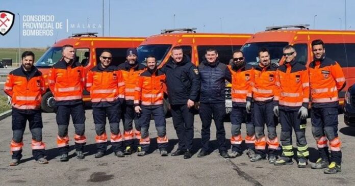 Los nueve bomberos del Consorcio Provincial de Bomberos (CPB) de la Diputación de Málaga han llegado a la frontera de Polonia con Ucrania, donde han entregado a sus compañeros ucranianos un total de 3.000 kilos de material técnico de emergencias. La expedición partió de la sede central de la institución provincial el pasado viernes por la mañana, con el objetivo de ayudar a los bomberos ucranianos que, a pesar de la invasión rusa, siguen trabajando en unas condiciones muy duras. La entrega se ha producido en un punto cercano a la frontera, junto a la ciudad polaca de Radymno. Entre el material técnico que han llevado se encuentra ropa técnica de abrigo y de extinción, material de rescate, linternas, cascos, tiendas de campaña, generadores eléctricos y motoventiladores, especialmente útiles para renovar el aire de las zonas de protección bajo tierra durante los bombardeos. Ahora, los bomberos del CPB se trasladarán a otro punto de la frontera para afrontar su segundo objetivo: recoger a una decena de mujeres y niños refugiados y traerlos a Málaga, en colaboración con la asociación de ucranianos en la Costa del Sol Maydan. Si no surgen imprevistos, el regreso a Málaga está previsto para el 30 o 31 de marzo. La Diputación activó en la primera semana de conflicto una comisión técnica junto a la Junta de Andalucía, el Ayuntamiento de Málaga y el consulado de Ucrania para atender de manera urgente a las personas que estaban llegando. Además, se está elaborando un mapa con los recursos disponibles en la provincia y se ha puesto en marcha un teléfono para atender a los ucranianos y una web para canalizar la ayuda de los ciudadanos que quieren ayudar. Un total de 24 personas han sido acogidas en La Noria, el centro de innovación social de la Diputación. La institución provincial también está coordinando con los ayuntamientos de la provincia la ayuda y acogida a los refugiados ucranianos.