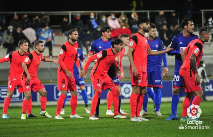 La defensa del Málaga preparada para defender una acción a balón parado | LaLiga