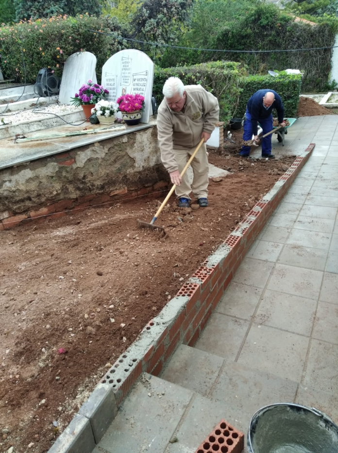 Servicios Operativos acometen trabajos de mejorar en el cementerio de Arroyo de la Miel