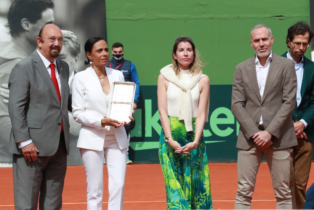 Emotivo homenaje a Manolo Santana en la Copa Davis de Marbella