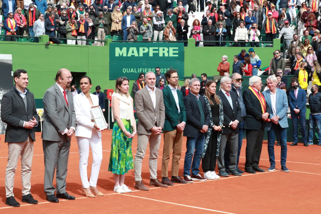 Emotivo homenaje a Manolo Santana en la Copa Davis de Marbella