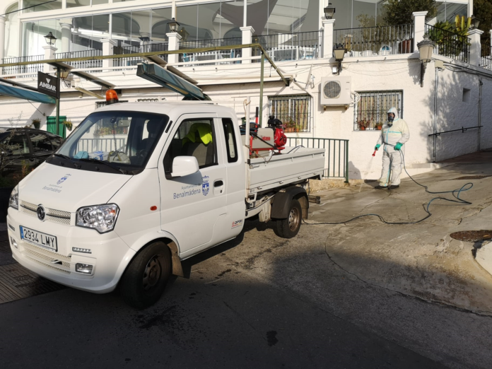 Actuaciones con herbicida en las calles de Benalmádena Pueblo