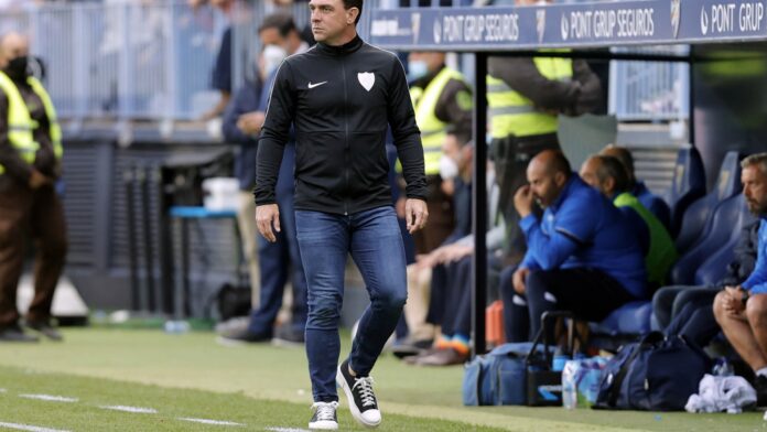 Pablo Guede atento al verde en el duelo ante el Eibar | Málaga CF