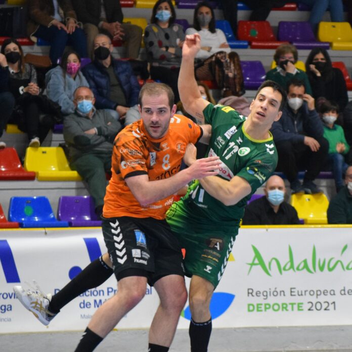 El Iberoquinoa Antequera se queda a cinco segundos de ganar al Torrelavega (28-28)