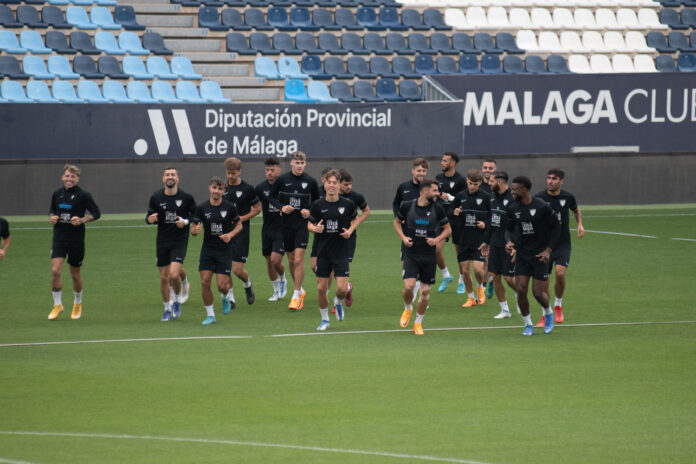 La plantilla del Málaga CF en un entrenamiento en La Rosaleda | Javier Díaz