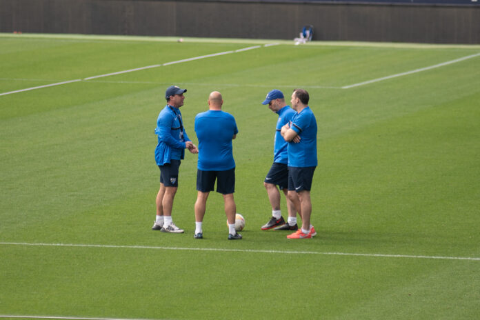 Guede conversa con su cuerpo técnico en La Rosaleda | Javier Díaz