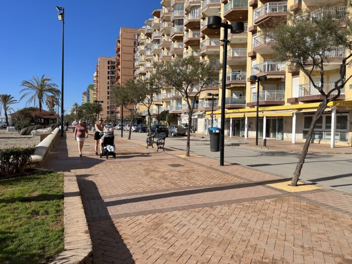 El Paseo Marítimo de Fuengirola quedó transitable y limpio el mismo martes