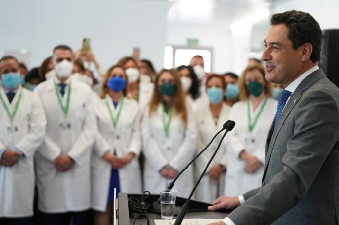 El presidente de la Junta, Juanma Moreno, en la inaguración del nuevo centro de salud de San Pedro | JUNTA DE ANDALUCÍA