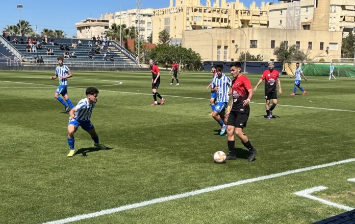 Juanmita presiona al jugador del San Pedro en conducción | MCF