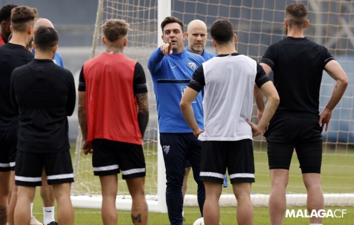 Pablo Guede da órdenes en su primer entrenamiento como técnico del Málaga CF | Pepe Ortega: MCF