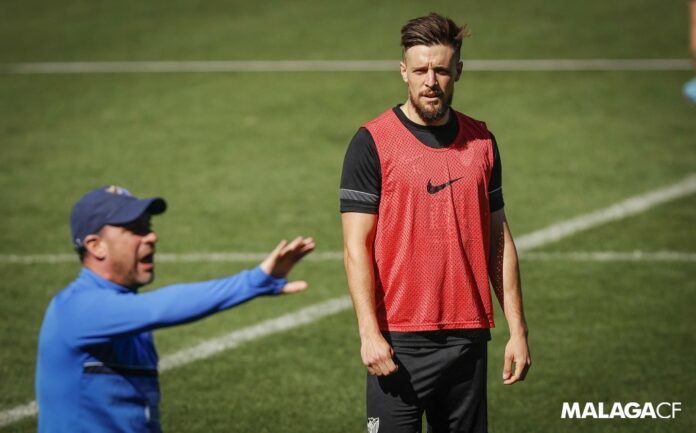 Genaro Rodríguez observa a Pablo Guede dar indicaciones en el entrenamiento del Málaga CF | Pepe Ortega: MCF