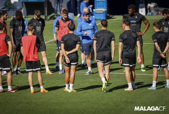 Guede, en plena charla con la plantilla del Málaga CF en La Rosaleda | Pepe Ortega: MCF