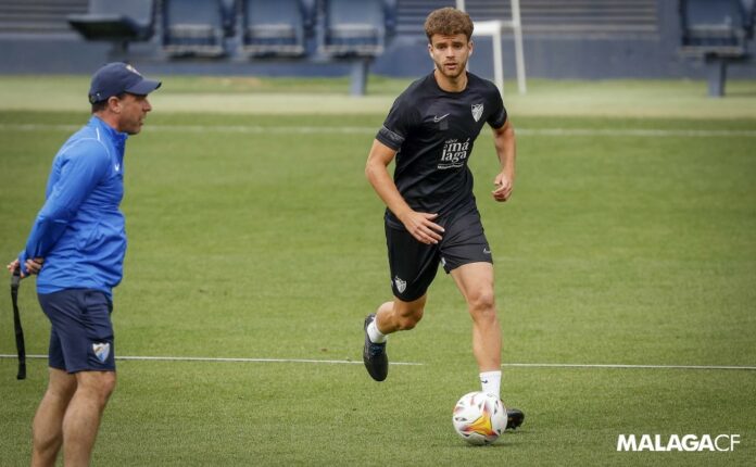 Alberto Quintana en un entrenamiento con el primer equipo ante la mirada de Guede | Pepe Ortega: MCF