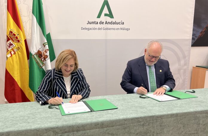 La alcaldesa y el gerente del SAS firman el convenio para la creación de un Centro Centro de Urgencias Avanzadas y Especialidades Médicas en Fuengirola