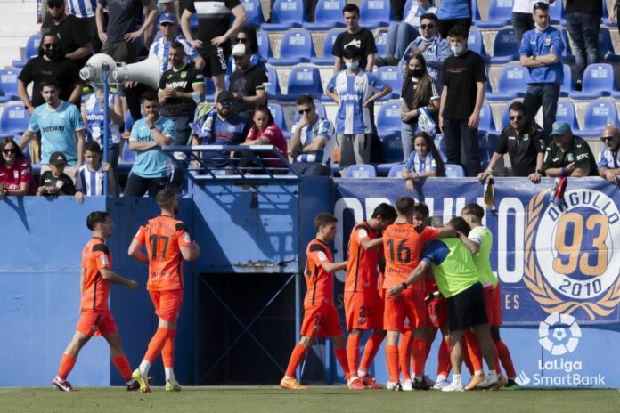 Los jugadores del Málaga celebran en Butarque