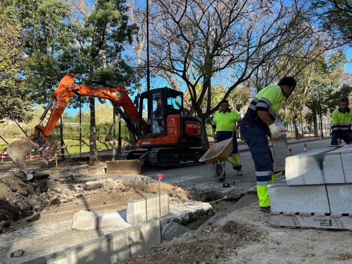 Operarios trabajan para crear un paso de peatones elevado en calle Alcalá Galiano