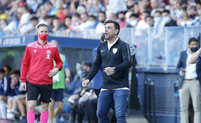 Pablo Guede da órdenes a los suyos en La Rosaleda