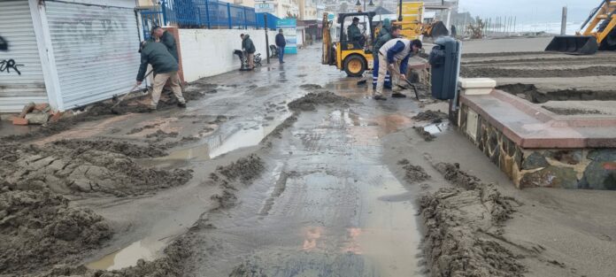 Torremolinos trabaja ya para restablecer la normalidad tras los daños ocasionados en el litoral por el temporal de levante