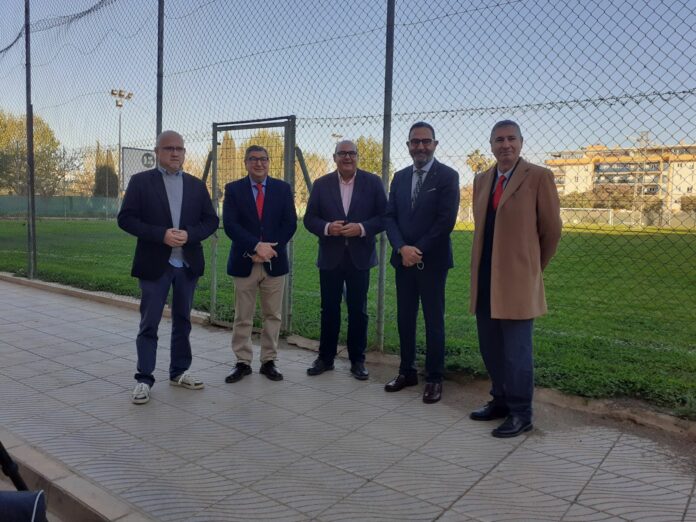 El delegado territorial de Salud y Familias visita la parcela cedida por el Ayuntamiento para la construcción de un centro de salud en Torre del Mar