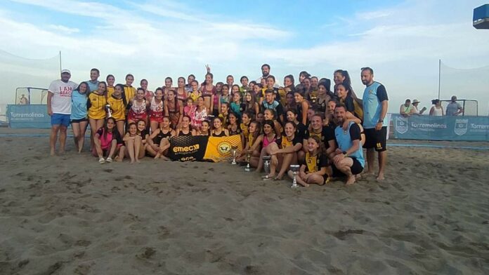 La selección española de balonmano playa femenina disputa desde hoy en Torremolinos encuentros preparatorios ante Noruega