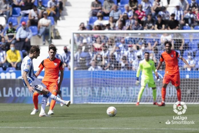 Jozabed y Escassi en posición defensiva ante el ataque del Leganés | LaLiga