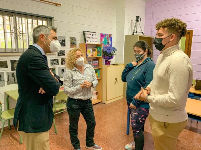 Víctor Navas participa en la inauguración del aula 'Violetas por la Igualdad' en el IES Arroyo de la Miel