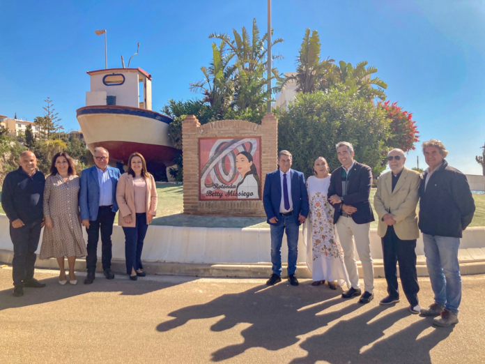 Benalmádena inaugura la rotonda dedicada a la cantante Betty Missiego