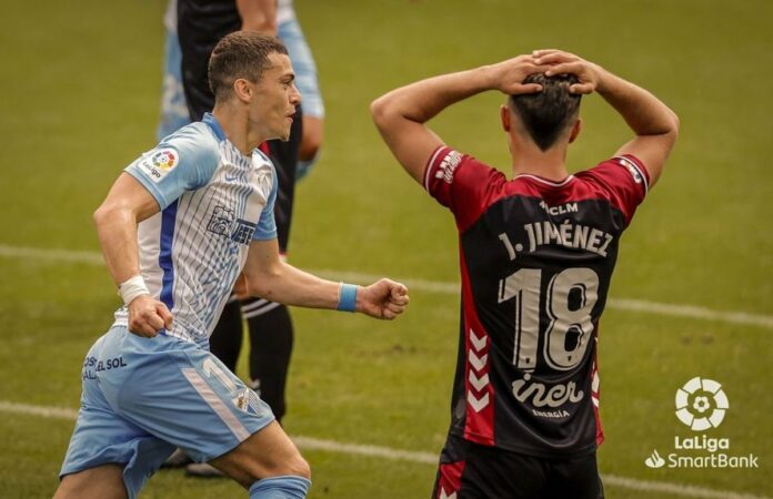 Yanis celebra un tanto con la camiseta del Málaga CF ante la incredulidad de Javi Jiménez | LaLiga