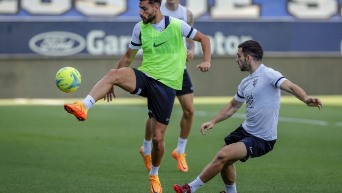 Luis Muñoz pelea la posesión con Ramón en un entrenamiento del Málaga en La Rosaleda | Pepe Ortega: MCF