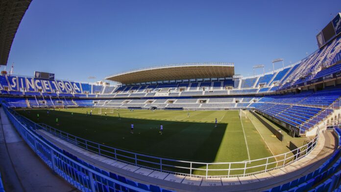 Panorámica de La Rosaleda con el equipo blanquiazul entrenando sobre el césped | Pepe Ortega: MCF