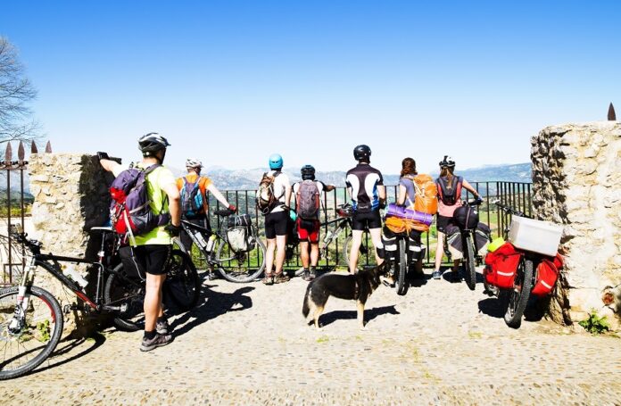 Ciclistas disfrutando de las vistas en la Serranía de Ronda