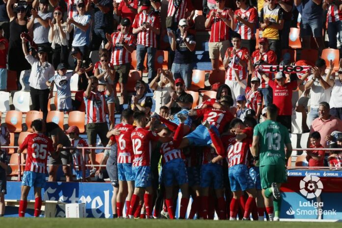 El Lugo celebra el gol de Señé al Málaga CF | LaLiga
