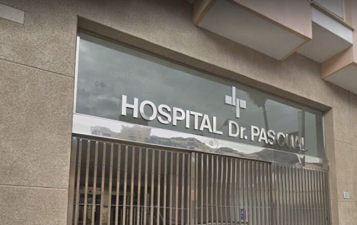Fachada del hospital Doctor Pascual, que se incorporará al SAS en 2023 según el presidente andaluz, Juanma Moreno