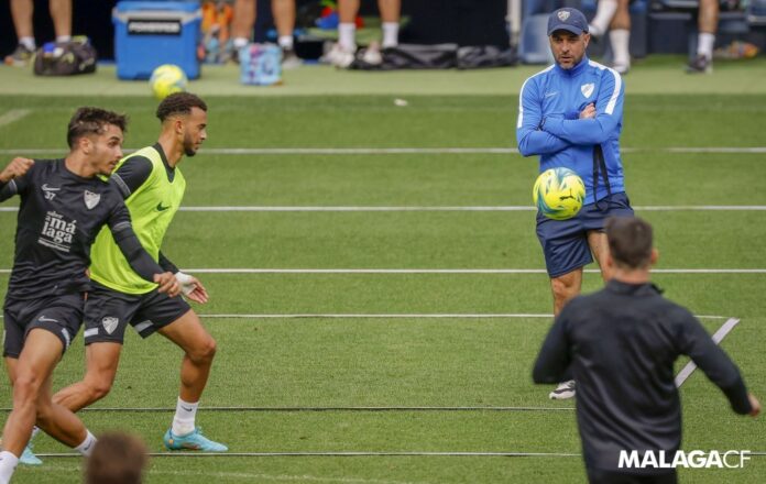 Guede, atento a un entrenamiento del Málaga CF | Pepe Ortega: MCF