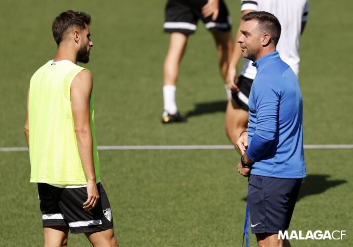 Pablo Guede charla con Luis Muñoz en un entrenamiento del Málaga CF | Marilú Báez
