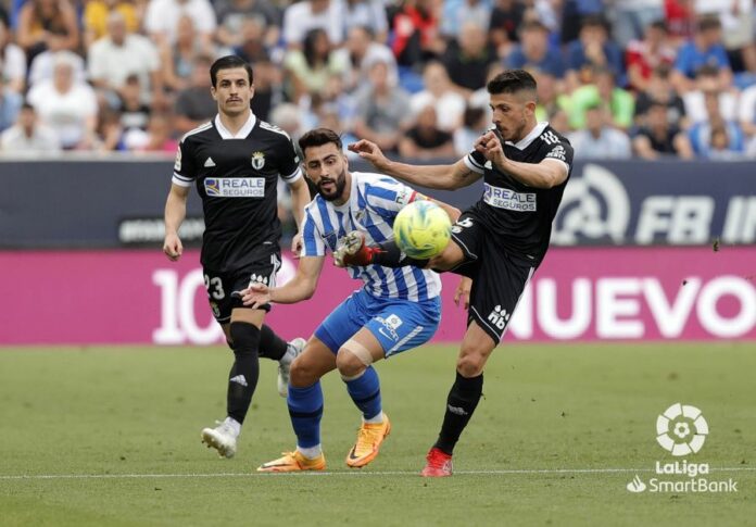Luis Muñoz lucha un balón ante el Burgos