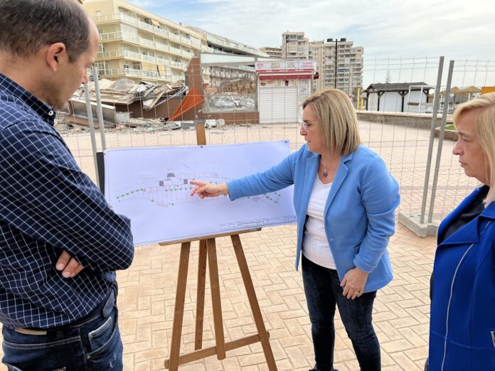 Mula indica sobre el plano la actuación que se va a llevar a cabo en el antiguo resturante El Bote