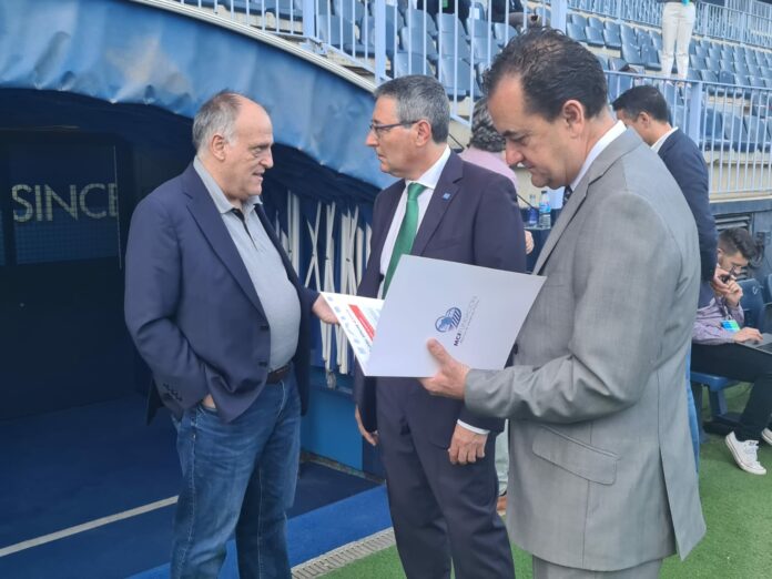 Javier Tebas junto a Francisco Salado y José María Muñoz en La Rosaleda