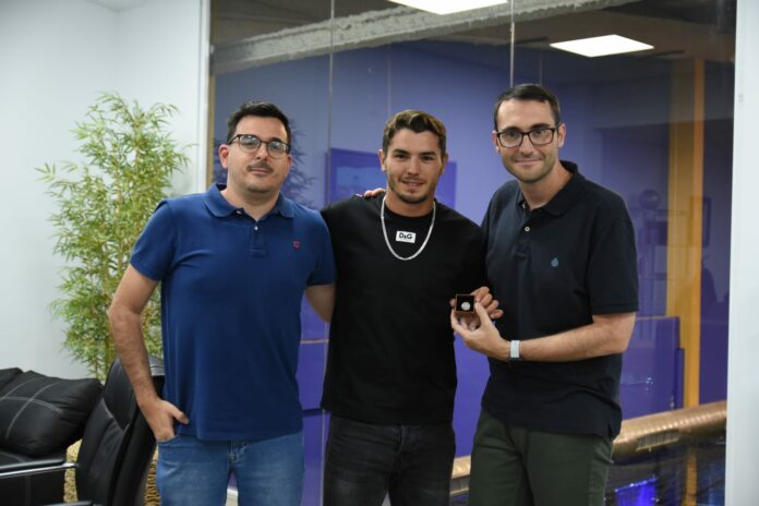 Brahim Díaz recibe la insignia de plata de Radio Marca Málaga