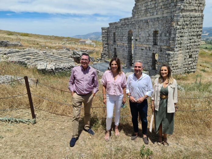 Elías Bendodo, presidente del PP de Málaga, en una visita a Acinipo