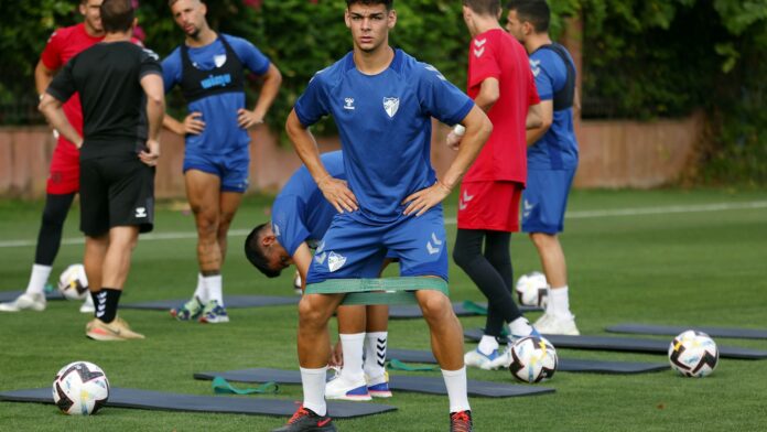 Andrés Caro en un entrenamiento con el Málaga en Estepona | Pepe Ortega: MCF