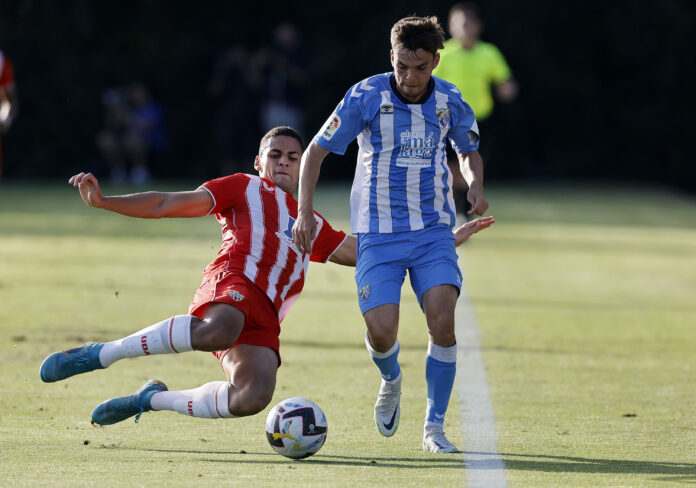 Aleix Febas sobrepasa a Kaiki en una acción del partido ante el Almería | Pepe Ortega: MCF